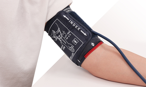 Does the tightness of the blood pressure cuff affect the blood pressure measurement results?